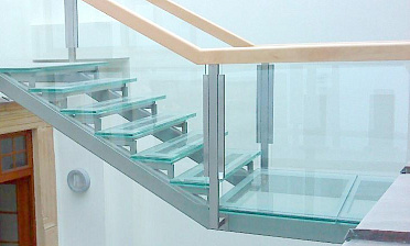 Стеклянные ступени и стеклянная площадка на лестнице купить в Санкт-Петербурге