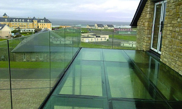 Стеклянные полы на балконе купить в Санкт-Петербурге