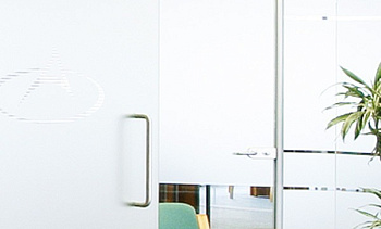 Перегородки из стекла в интерьере офиса в Санкт-Петербурге. Готовые проекты ПерилаГлавСнаб