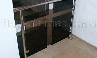 Ограждения со стеклом с крепление в пол окна на лестничной площадке купить в Санкт-Петербурге