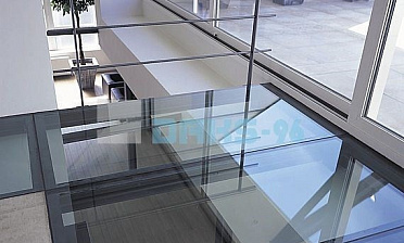 Стеклянный потолок на межэтажной площадке купить в Санкт-Петербурге