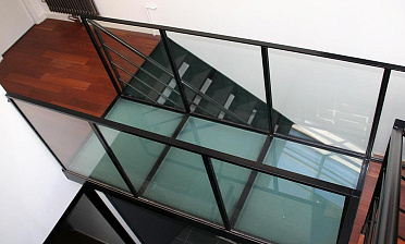 Стеклянный пол для легкого перекрытия между этажами купить в Санкт-Петербурге