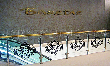 Ограждение лестницы на квадратных стойках с латунным поручнем купить в Санкт-Петербурге