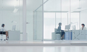 Стеклянные прозрачные перегородки в офис премиум в Санкт-Петербурге. Готовые проекты ПерилаГлавСнаб