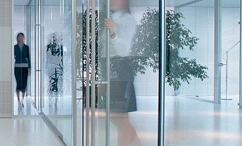 Перегородки в офис с прозрачным стеклом премиум в Санкт-Петербурге. Готовые проекты ПерилаГлавСнаб