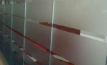 Стеклянные перегородки в офисе с закаткой пленки в Санкт-Петербурге. Готовые проекты ПерилаГлавСнаб