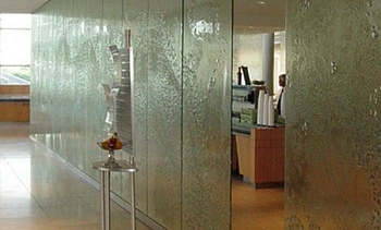 Стеклянные перегородки с декоративным рельефом в офисе в Санкт-Петербурге. Готовые проекты ПерилаГлавСнаб