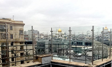 Ветрозащитное ограждение на стойках из нержавейки купить в Санкт-Петербурге