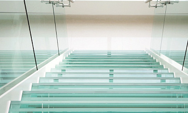 Стеклянные ступени на косоурной лестнице в доме купить в Санкт-Петербурге