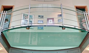 Стеклянный пол на внутреннем выступе атриума купить в Санкт-Петербурге