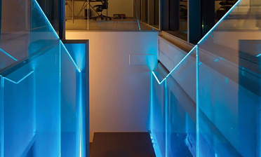 Ограждения лестниц на несущем стекле с подсветкой купить в Санкт-Петербурге