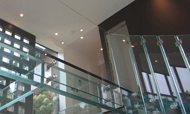 Стеклянные полы на площадке маршевой лестницы купить в Санкт-Петербурге