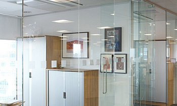 Стеклянные перегородки премиум для офиса в Санкт-Петербурге. Готовые проекты ПерилаГлавСнаб