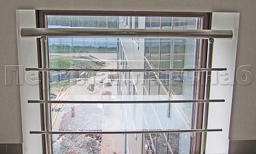 Межэтажное ограждение из нержавеющей стали с торцевым креплением для окон купить в Санкт-Петербурге