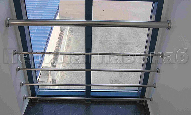 Ограждение на окнах из нержавещей трубы с ригелями купить в Санкт-Петербурге