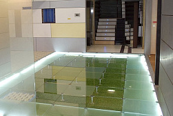Стеклянные полы с подсветкой в Санкт-Петербурге. Готовые проекты ПерилаГлавСнаб - фото 1