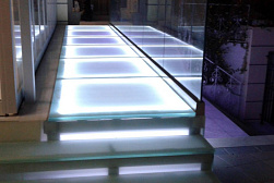 Стеклянные полы и подиумы в Санкт-Петербурге. Готовые проекты ПерилаГлавСнаб - фото 1