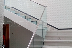 Цельностеклянные ограждения на несущем стекле в Санкт-Петербурге. Готовые проекты ПерилаГлавСнаб - фото 7