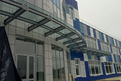 Стеклянные козырьки на спайдерах в Санкт-Петербурге. Готовые проекты ПерилаГлавСнаб - фото 1