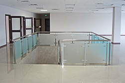 Ограждения из нержавейки со стеклом в Санкт-Петербурге. Готовые проекты ПерилаГлавСнаб - фото 10