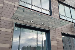 Стеклянные козырьки на вантах в Санкт-Петербурге. Готовые проекты ПерилаГлавСнаб - фото 1 Стеклянные козырьки на вантах в Санкт-Петербурге. Готовые проекты ПерилаГлавСнаб - фото 1