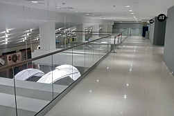 Цельностеклянные ограждения на несущем стекле в Санкт-Петербурге. Готовые проекты ПерилаГлавСнаб - фото 2