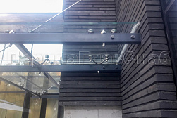 Стеклянные козырьки на спайдерах в Санкт-Петербурге. Готовые проекты ПерилаГлавСнаб - фото 5